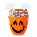 Halloween seau citrouille garni de chocolats Milka Daim Schokobons Bueno Célébrations et bonbons rétro sucettes colliers rolls