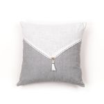 Declikdeco Coussin déhoussable avec pompon en coton gris 40x40