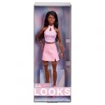 Mattel Looks 21 Poupée à collectionner n° 21 avec tresses brunes et tenue branchée « an 2000 » moderne : débardeur rose, jupe en similicuir et bottines, HRM13