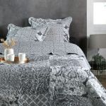 LOVELY CASA Couvre lit boutis r&eacute;versible 240x220 avec 2 taies OTAVIA