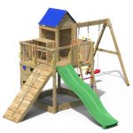 Fungoo Aire de jeux TREEHOUSE avec grande plateforme, rampe d'acc&eacute;s avec corde, mur d'escalade, cabane, toiture, toboggan vert & accessoires de jeux et balan&ccedil;oire 2 si&egrave;ges - Kit s&eacute;curit&eacute; ancrage au sol fournis