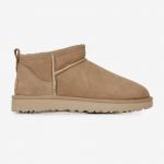UGG pour femme. Bottines en cuir W Classic Ultra Mini sable UGG