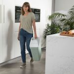 Curver Poubelle de Tri 30L "Ready To Collect" - Avec Support Mural pour Mur ou Porte - Cuisine, Salle de Bain, Buanderie - 100% Recyclé -Vert