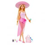 Mattel Plage Poup&eacute;e Mannequin Blonde avec Maillot De Bain Rose Et Blanc, Chapeau, Sac De Plage Et Accessoires pour La Plage Jouet Enfant, D&egrave;s 3 Ans, HPL73