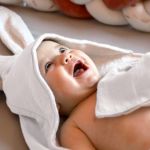 Monsieur Bébé Cape, Sortie de Bain pour bébé intérieur 100% Coton - 100 x 100 cm - Lapin - Plusieurs Coloris Disponibles