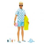 Mattel Plage Poupée Ken Blonde avec Chemise Bleue Et Short De Bain, Casquette Visière, Serviette Et Accessoires pour La Plage, Jouet Enfant, Dès 3 Ans, HPL74