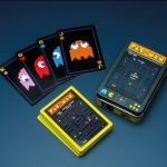 Paladone Pac-Man Jeu de Cartes &agrave; Jouer | Logos & Embl&egrave;me | Comprend Une bo&icirc;te de Rangement en m&eacute;tal gaufr&eacute; de qualit&eacute; sup&eacute;rieure | Ensemble de Cartes de Poker avec rev&ecirc;tement en Plastique