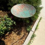 Nature & D&eacute;couvertes Mangeoire et abreuvoir artisanal pour oiseaux &agrave; planter en m&eacute;tal grav&eacute;