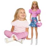 Mattel Poupée Blonde de 71 cm avec Tenue Amovible, Haut Rose, Jupe en Jean, Santiags, Collier et Sac à Main, HYT84