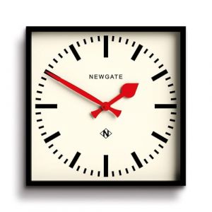NEWGATE Number Five Horloge Murale | Horloge de Gare Moderne carrée d’Inspiration rétro | 40cm | Noir avec Aiguilles Rouges | Style du Milieu du siècle pour Cuisine, Salon ou Bureau