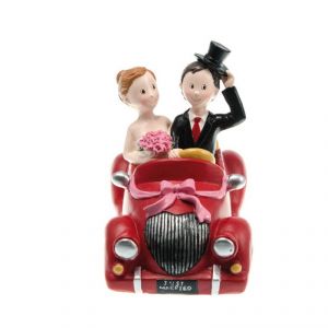 Chaks 80182 - Figurine en résine Couple de mariés sur voiture rouge (17 cm)