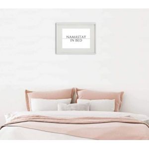 Shot Cadre Photo Namastay in bed 30x40cm avec P e Partout Tableau Bois Verre (BLANC)