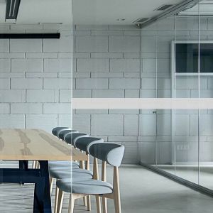 Bande de signalisation pour vitrage &agrave; bande d&eacute;polie