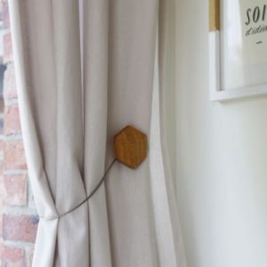 Madeco Embrasse &agrave; rideaux aimant&eacute;e hexagone en bois Iro