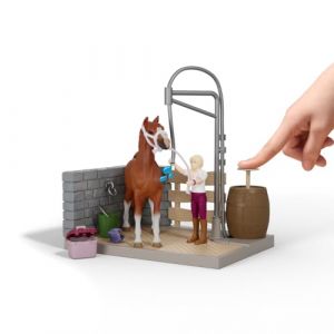 Schleich Horse Club | Aire de Lavage de Sofia 42792 | Coffret avec Eau r&eacute;elle, Pompe, Cheval, Figurine Mobile & Accessoires | Jouet &eacute;questre & Cadeau pour Enfants d&egrave;s 5 Ans | 26 pi&egrave;ces