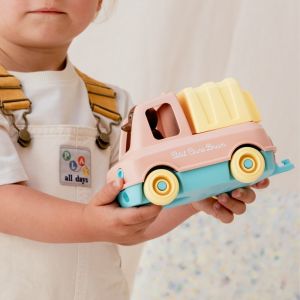 Le camion poubelle petit ours brun, made in france en matière recyclée, pêche