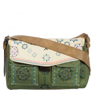 Image de Desigual <p>Besace en toile, pratique et indispensable. <br />Il comprend 2 poches zippées et 3 poches avec top magnétiques. <br />Un sac original et facile à porter ! <br />Fermeture zippée et rabat. <br />Bandoulière ajustable. <br />Poche zippée au dos