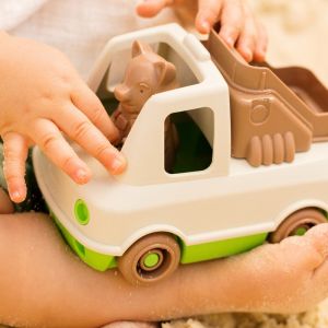 Le camion pompier de mr renard, made in france en matière recyclée, crème