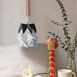 Applique en bois et petite suspension origami en papier