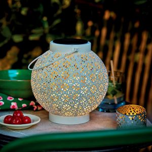 Nature & D&eacute;couvertes Lanterne solaire d&eacute;corative Nor&eacute;e en m&eacute;tal ajour&eacute; blanc &agrave; poser ou suspendre