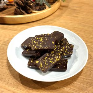 Chocolat noir fourr&eacute; de yuzu et de p&eacute;pites d'oranges