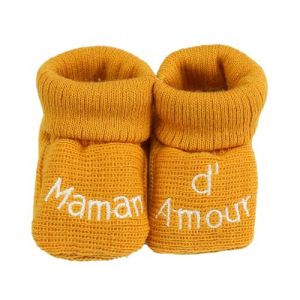 Trois Kilos Sept Chaussons B&eacute;b&eacute; Naissance Chauds et Doux &ndash; Maille Brod&eacute;e &ldquo;Maman d&rsquo;Amour&rdquo; &ndash; Cadeau Souvenir Grossesse &ndash; 0/1 Mois &ndash; Moutarde