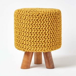 HOMESCAPES Pouf tressé en tricot et pieds en bois, coloris Jaune moutarde, 32x32x42 cm