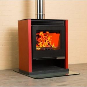 V05 - Poêle à bois Rubin Lux – 13 kW avec panneaux latéraux peints en bordeaux et grande fenêtre panoramique frontale