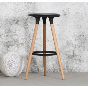 Image de Kosmi Tabouret Noir Style scandinave Oslo avec Coque en résine Noire et Pieds en Bois Naturel