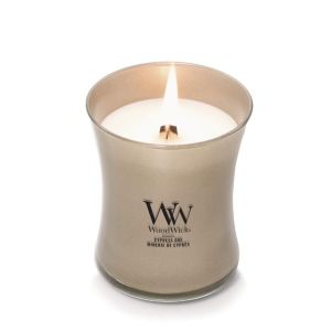 Woodwick Bougie parfumée avec mèche crépitante | Bougie moyenne en forme de sablier Mineral de Cyprès | Bougies à longue durée de combustion : Jusqu'à 60 heures | Cadeaux parfaits pour les femmes