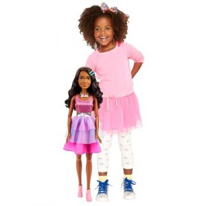 Mattel Grande Poup&eacute;e Mannequin Brune Fashionistas avec Une Robe Rose Iris&eacute;e, 71 Cm, Collier Et Barrettes &Agrave; Cheveux, Jouet Enfant, A Partir De 3 Ans, HJY03