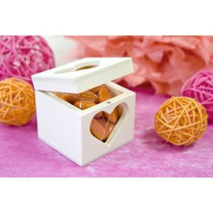 Boite en bois carr&eacute;e 'c&oelig;ur ajour&eacute;'