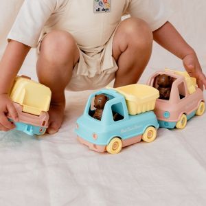 Le camion benne de petit ours brun, made in france en matière recyclée, menthe
