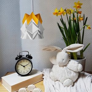 Applique en bois et petite suspension origami en papier