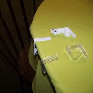 1001kdo - 4 pinces blanches pour nappe 4.6 x 4.3 cm