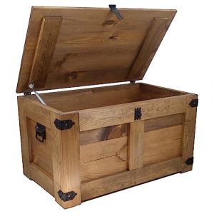 Boîte de rangement en bois. Dimensions : 80x50x45cm : 80x50x45cm. Poids : 24 kg. Matériau : bois de pin, ferrures métalliques.