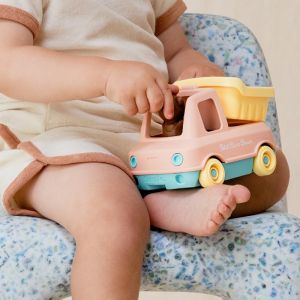 Le camion benne de petit ours brun, made in france en matière recyclée, pêche