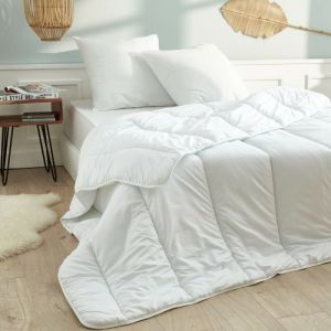 Blanrêve Couette microfibre - gamme "Douceur" - 240 x 220 cm - 100% microfibre polyester - blanc
