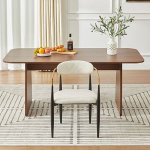 Ensemble de 2 chaises en tissu. Structure en m&eacute;tal noir. D&eacute;tails dor&eacute;s. Accoudoirs beiges.