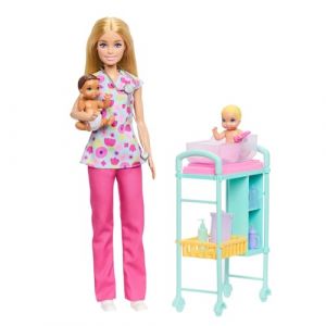 Mattel M&eacute;tiers Coffret P&eacute;diatre avec poup&eacute;e Blonde v&ecirc;tue d&rsquo;Une Blouse, 2 poup&eacute;es b&eacute;b&eacute;s, Une Table d&rsquo;Examen et Accessoires, JMK12