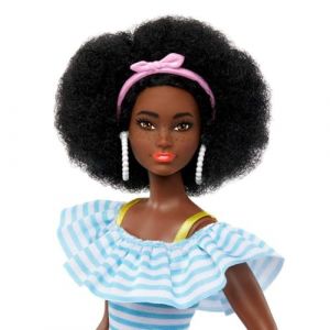Mattel Day & Play Rollers Tendance, Poupee Mannequin avec des Rollers, Une Tenue Tendance, des Accessoires Et Un Chiot, Coupe Afro Naturelle Jouet Enfant, Dès 3 Ans, HPL77