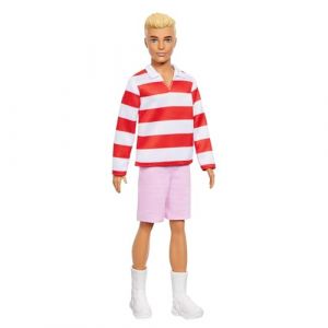 Mattel Poupée Ken Fashionistas aux Cheveux blonds, Portant Un Polo à Rayures Rouges et Blanches avec Un Short Rose, des Chaussettes de Sport Blanches et des Baskets, HYV01