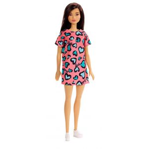 Mattel Chic poupée aux cheveux bruns avec robe rose à motifs cœurs et chaussures blanches, jouet pour enfant, GHW46