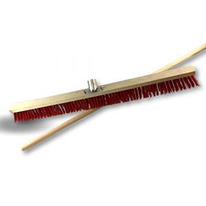 Kibros Balai d'atelier Type cantonnier | Piste Extérieur | Longueur 100 cm | Garnissage Brosse PVC Rouge | Semelle Bois | Douille métal boulonnée Ø 28 mm | avec Manche | 2390BM