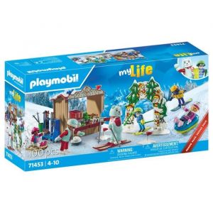Playmobil 71453 - Vacanciers et sports d'hiver - My Life - Avec 3 adultes, 3 enfants, deux luges, des paires de skis, un snowboard et de nombreux accessoires de l'univers des sports d'hiver- D&egrave;s 4 ans