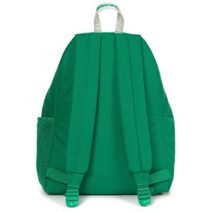 Eastpak Le Havaianas Padded Pak'r coloris C41 Green. Le sac iconique d' garde les caractéristiques qui ont fait son succès : <br>- grand espace principal, <br>- dos et bretelles rembourrés, <br>- résistance à l'eau, <br>- poche frontale zippée. <br>Et tou
