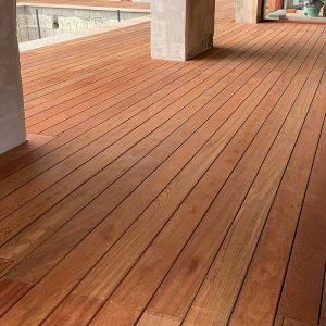 Kit complet terrasse bois exotique JATOBA pour 10 m&sup2; &bull; Lames 2,15 m, lambourdes 2,45 m, plots r&eacute;glables et visserie Inox &bull; Livraison gratuite