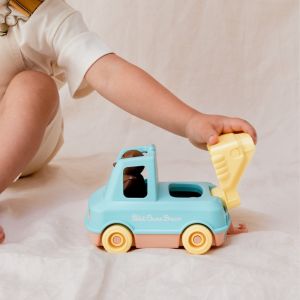 Le camion pompier de petit ours brun, made in france en matière recyclée, menthe