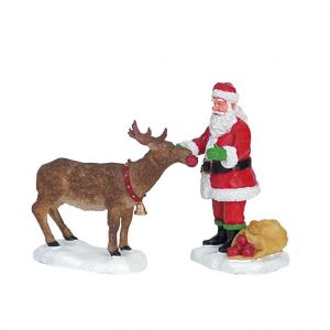 Lemax Figurine Père Noël nourrissant un renne 11 x 3.5 x 7.3 cm