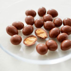 Amandes enrob&eacute;es de chocolat au lait